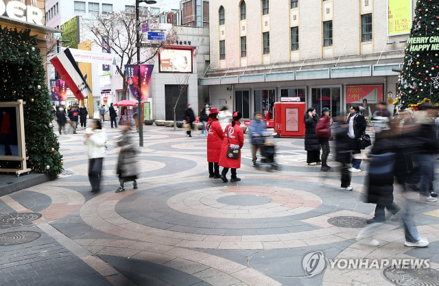 지난해 말 서울 명동 거리의 모습. 연합뉴스