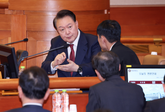 윤석열 대통령이 23일 서울 종로구 헌법재판소에서 열린 탄핵심판 4차 변론에 출석해 변호인단과 대화하고 있다. 연합뉴스