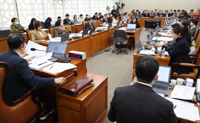 23일 오전 서울 여의도 국회에서 보건복지위원회 전체회의가 열리고 있다. 연합뉴스