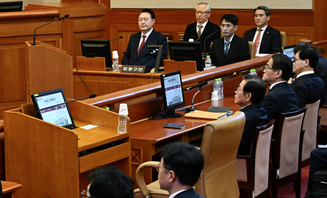 23일 서울 종로구 헌법재판소에서 열린 탄핵 심판 4차 변론에 윤석열 대통령과 윤 대통령 측 변호인단이 출석해 있다. 연합뉴스