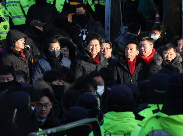 고위공직자범죄수사처(공수처)가 윤석열 대통령 2차 체포영장 집행에 나선 15일 서울 용산구 한남동 대통령 관저 앞에 김기현(가운데) 의원을 비롯한 국민의힘 의원들이 경찰 진입을 지켜보고 있다. 뉴스1