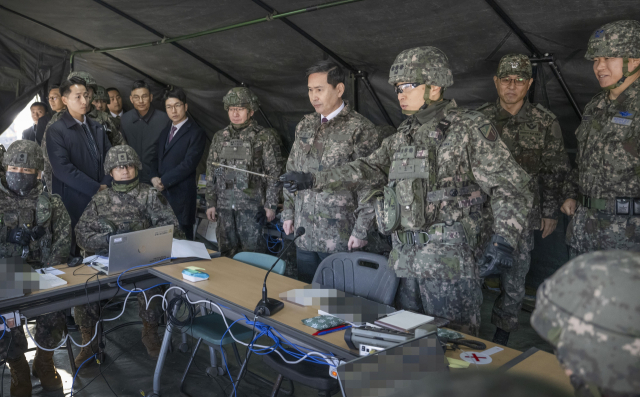 김선호(오른쪽에서 네번째) 국방장관 직무대행이 23일 공지합동 통합화력운용 훈련 현장의 지휘소에서 작전에 대한 설명을 듣고 있다. /사진제공=국방부