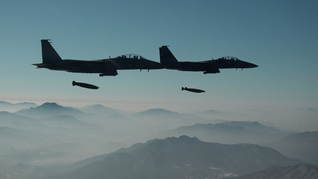 공군의 F-15K 전투기가 23일 포천 승진과학화훈련장에서 표적을 향해 MK-84 폭탄을 투하하고 있다. /사진제공=공군