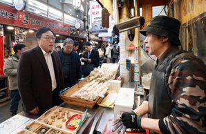 김병환 금융위원장, 통인시장 찾아 상인 격려