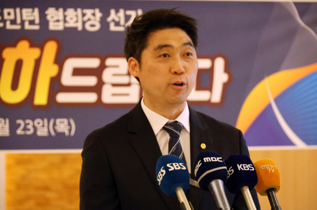 김동문 원광대 교수가 23일 대전에서 열린 제32대 대한배드민턴협회 회장 선거에서 당선된 뒤 소감을 밝히고 있다. 연합뉴스