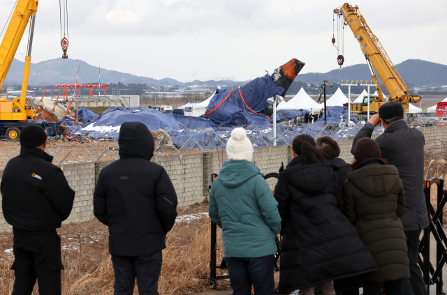 제주항공 여객기 참사 열흘째인 7일 전남 무안군 무안국제공항 사고 현장을 찾은 화성 아리셀 참사 유가족들이 희생자를 애도하고 있다. 연합뉴스