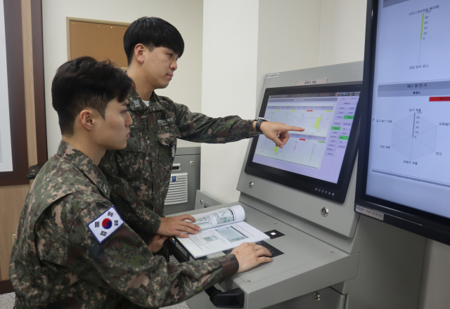 해군 교육생들이 한화시스템으로부터 증여 받은 함정 추진체계 상태기반진단체계(CBMS)를 시험 운용하고 있다. 사진제공=한화시스템