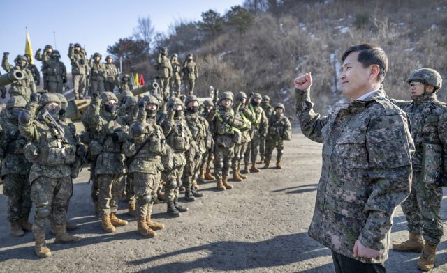 23일 포천 승진훈련장을 찾은 김선호 국방장관 직무대행이 장병들을 격려하고 있다. /사진제공=국방부