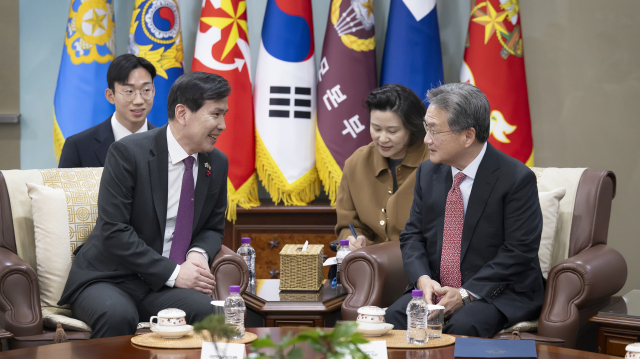 김선호(왼쪽) 국방장관 직무대행이 24일 조셉 윤 주한미국대사대리와 면담을 나누고 있다. /사진제공=국방부