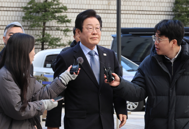 더불어민주당 이재명 대표가 23일 서울 서초구 서울고등법원에서 열린 공직선거법 위반 사건 항소심 첫 재판에 출석하고 있다. 연합뉴스