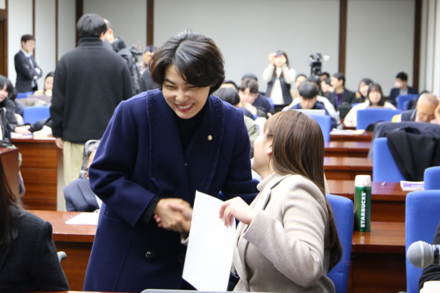 24일 국회도서관 소회의실에서 열린 ‘장애인생활편의시설 접근권 대법원 판결 평가 토론회’에서 주최를 맡은 서미화 더불어민주당 의원(왼쪽)과 김예지 국민의힘 의원이 악수를 나누고 있다. 사진 제공=서미화 더불어민주당 의원실