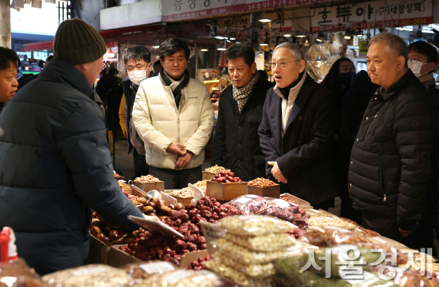 유인촌 문화체육관광부 장관이 24일 설 명절을 앞두고 서울 동대문구 경동시장을 찾아 상인과 인사를 나누고 있다. 사진 제공=문체부