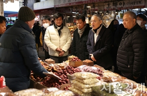 ‘설 앞두고 경동시장 방문’ 유인촌 “힘드셔도 잘 버티셔야, 저도…”