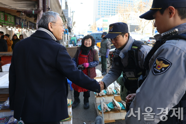 유인촌 문화체육관광부 장관이 24일 설 명절을 앞두고 서울 동대문구 경동시장을 찾아 근무 중인 경찰을 격려하고 있다. 사진 제공=문체부