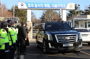 검찰, 尹 주말 내 기소 전망 …'공수처 사건 받으면 檢 추가 수사 어려워'