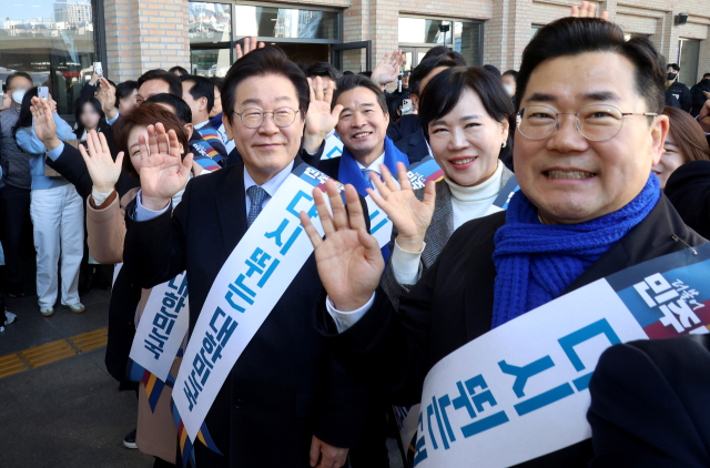 더불어민주당 이재명 대표, 박찬대 원내대표 등이 24일 오전 서울 서초구 고속버스터미널에서 설 귀성 인사를 하고 있다. 2025.1.24 [공동취재] 연합뉴스