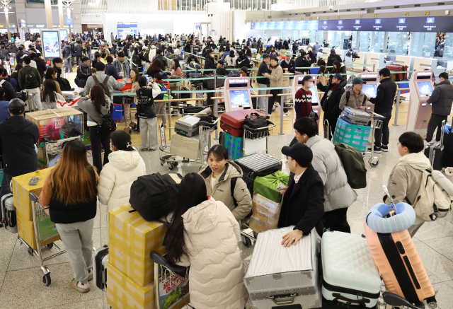 설 연휴를 앞둔 23일 인천공항 제1터미널 출국장이 인산인해를 이루고 있다. 연합뉴스