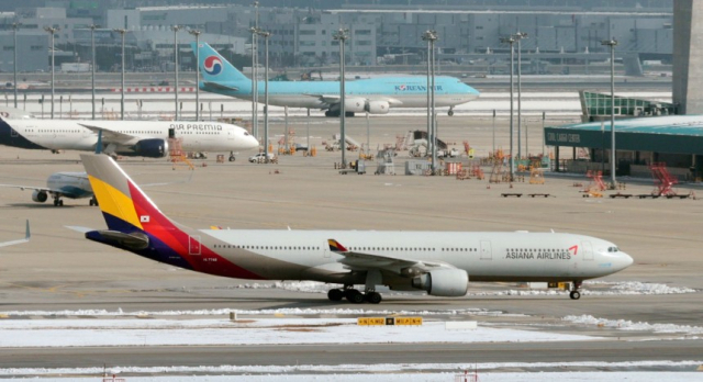 지난해 11월 인천국제공항 활주로와 주기장에 아시아나항공 여객기가 보이고 있다. 연합뉴스