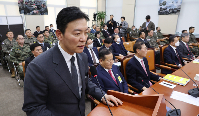 김성훈 대통령경호처 차장이 22일 국회에서 열린 '윤석열 정부의 비상계엄 선포를 통한 내란 혐의 진상규명 국정조사 특별위원회' 1차 청문회에서 의원 질의에 답변하고 있다. 연합뉴스