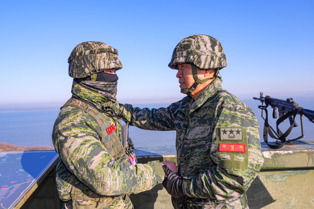 주일석 해병대사령관이 25일 말도소초에서 전방지역을 점검하고, 초소 근무 장병을 격려하고 있다. 사진 제공=해병대사령부