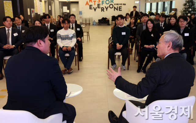 유인촌 문화체육관광부 장관이 23일 서울 서대문구 모두예술극장 라운지에서 열린 문화체육관광부 제2기 2030자문단 발대식에서 자문단원들과 대화하고 있다. 사진 제공=문체부