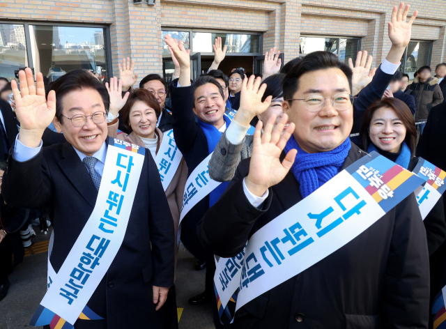 더불어민주당의 이재명 대표, 박찬대 원내대표 등이 24일 서울 서초구 고속버스터미널에서 설 귀성 인사를 하고 있다. 연합뉴스