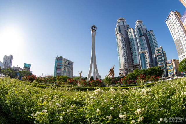 울산의 랜드마크이자 산업화의 상징인 공업탑. 사진제공=울산시