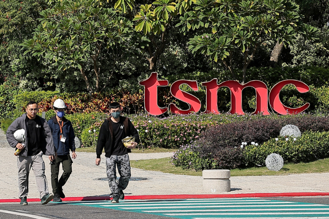 2024년 12월 5일 대만 TSMC 근로자들이 타이난의 남부과학단지 내 생산 공장 앞을 지나고 있다. 로이터연합뉴스