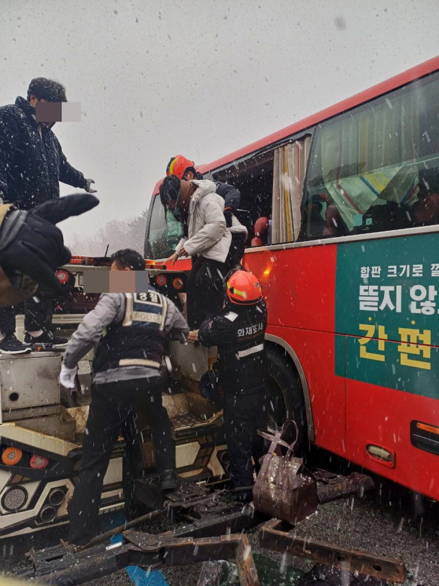 경부고속도로 승용차와 고속버스 2대 등 3중 추돌. 천안동남소방서 제공