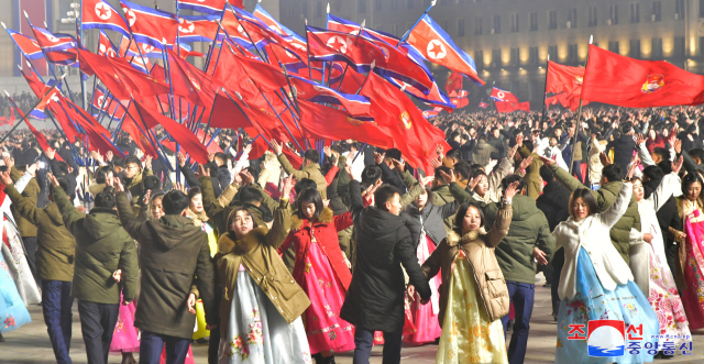 지난달 31일 평양 김일성광장에서 열린 새해맞이 청년학생 경축야회에 젊은이들이 모여 춤을 추고 있다. /조선중앙통신·연합뉴스