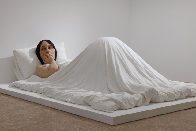 론 뮤익 '침대에서(In Bed)' 2005년작, 까르띠에 현대미술재단 소장품 ⓒGautier Deblonde ⓒ Ron Mueck /사진제공=국립현대미술관