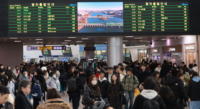 한국철도공사(코레일)가 전국적인 폭설과 한파로 인한 안전 확보를 위해 28일 경부고속선과 호남고속선, 강릉선, 중앙선의 KTX를 감속운행 중이라고 밝혔다. 이날 오전 서울역이 귀성 인파로 북적이고 있다 .연합뉴스