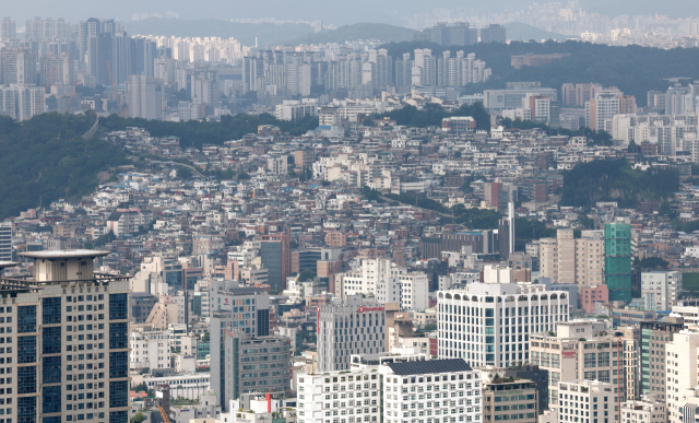 서울 중구 남산에서 바라본 도심 아파트 단지와 빌라촌. 뉴스1