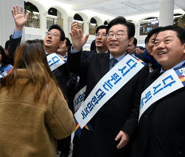 이재명 더불어민주당 대표와 의원들이 지난 24일 서울 서초구 고속버스터미널에서 설 귀성 인사를 하고 있다. 연합뉴스