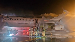 김해공항 이륙 전 에어부산 항공기 불…2명 찰과상[3보]