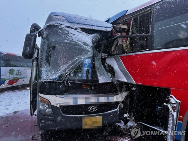 천안 경부고속도로 양방향서 고속버스 등 연쇄추돌. 연합뉴