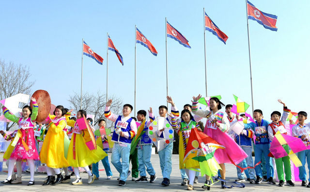 북한 노동당 기관지 노동신문은 지난해 2월 11일 전국 각지에서 설 명절을 맞이하는 모습을 보도했다. 전날 김일성 광장에서는 전국학생소년들의 연띄우기 경기가 진행됐으며, 평양시·자강도·강원도·함경북도·개성시 등에서는 학생 소년들의 민속놀이들이 진행됐다고 한다. 노동신문 뉴스1