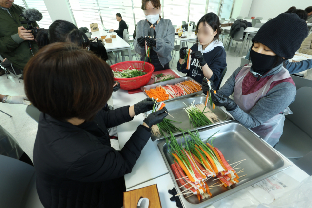 이달 28일 전남 무안군 무안국제공항 관리동 2층 식당에 제주항공 참사 유가족들이 설날 차례상을 준비하기 위해 음식 준비를 하고 있다. 뉴스1