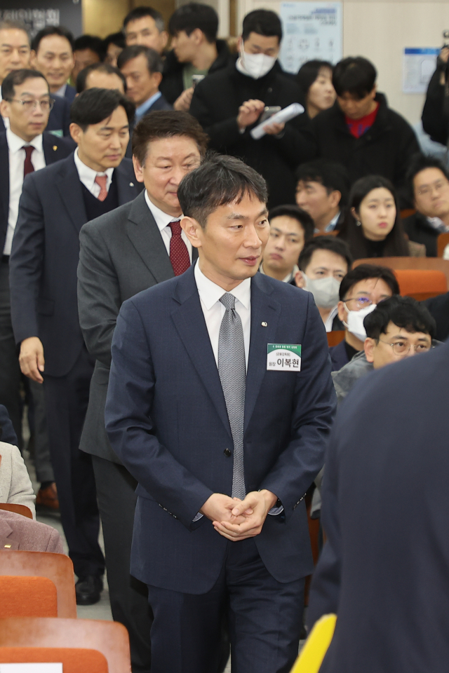 이복현 금융감독원장이 23일 서울 마포구 저축은행중앙회에서 열린 전 금융권 PF 사업장 합동 매각설명회에 참석하고 있다. 연합뉴스