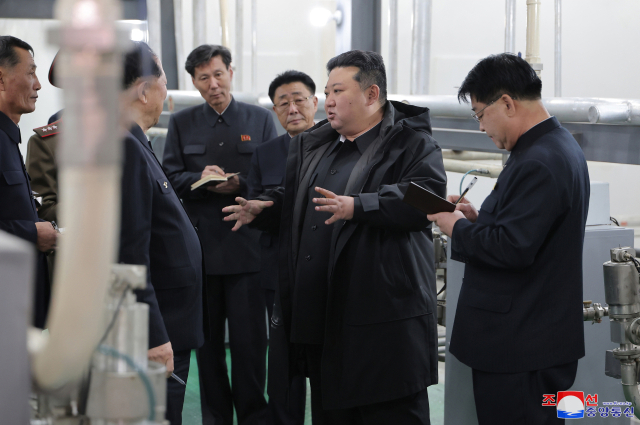 김정은 북한 국무위원장이 핵물질 생산기지와 핵무기연구소를 현지지도했다고 조선중앙통신이 29일 보도했다. 조선중앙통신 연합뉴스