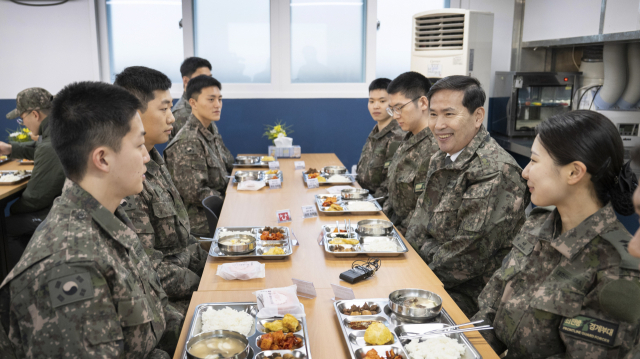 김선호(오른쪽에서 두번째) 국방장관 직무대행이 29일 9사단 강안 경계부대 장병들과 함께 식사하고 있다. /사진제공=국방부