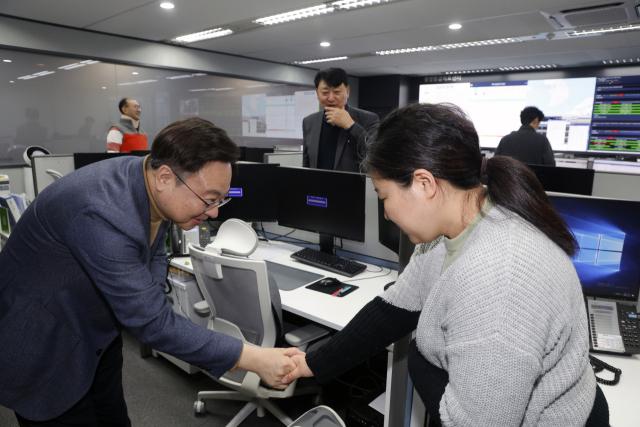 조규홍(왼쪽) 보건복지부 장관이 설 당일인 29일 오전 국립중앙의료원 중앙응급의료센터를 찾아 현장 근무 직원들을 격려했다. 사진 제공=보건복지부