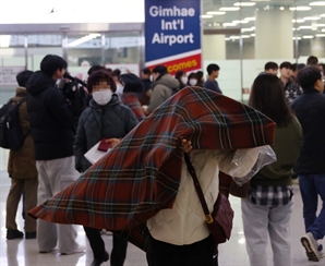 “문 연 승객, 영웅인 척 말라” 에어부산 승무원 논란…항공사 직원들 분통