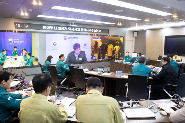 박상우 국토교통부 장관이 29일 오전 정부세종청사에서 열린 김해공항 에어부산 여객기 화재 사고 관련 중앙사고수습본부 회의를 주재하고 있다. 사진 제공=국토교통부