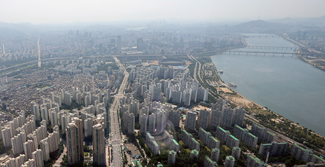 서울스카이 전망대에서 바라본 서울 송파구 잠실동과 강남구 일대 아파트 모습. 뉴스1