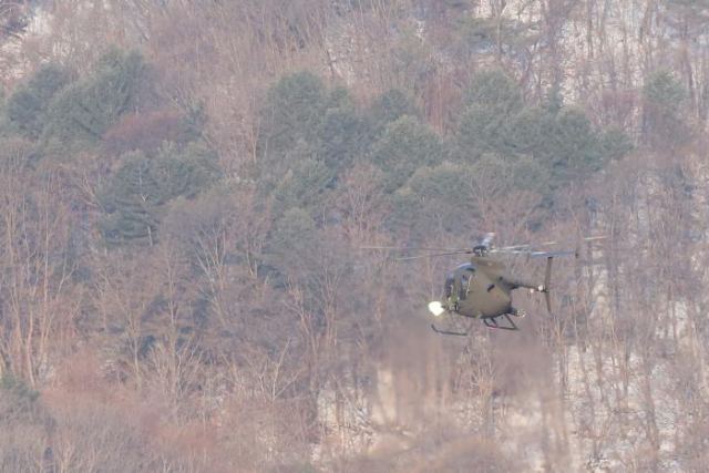 육군2군단 전 제대 동시통합훈련에서 항공단 500MD 공격헬기가 기관총 사격을 하고 있다. 사진 제공=육군