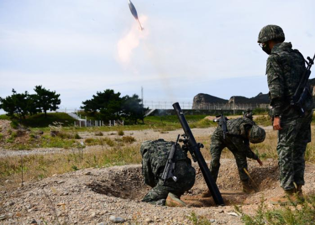 해병대6여단 장병들이 백령도 일대에서 진행된 박격포 해상사격 훈련 중 ‘KM187 81㎜’포탄을 발사하고 있다. 사진 제공=해병대6여단