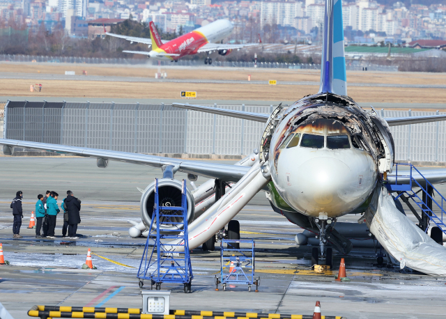 지난 28일 오후 10시 15분께 김해공항 주기장에서 이륙을 준비하던 홍콩행 에어부산 항공기에서 불이 나 승객과 승무원 등 176명이 비상 탈출했다. 연합뉴스