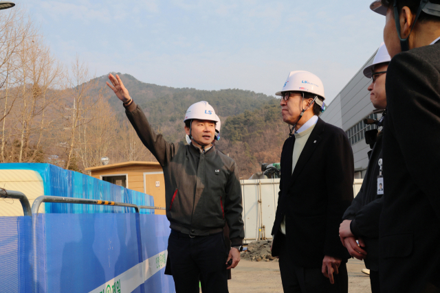 지난 23일 LS일렉트릭 부산공장 증축 공사 현장을 찾은 박형준(오른쪽) 부산시장이 서측 완충녹지 일부 점용이 필요한 기업 애로를 청취하고 있다. 사진제공=부산시