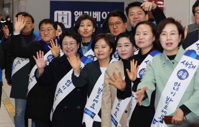 김선민 조국혁신당 당대표 권한대행 및 의원들이 24일 오전 서울 용산역에서 귀성길에 오르는 시민들에게 명절 인사를 하고 있다. 연합뉴스